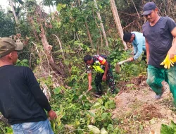 Babinsa Koramil 26/Grong-Grong Bersama Warga Gotong Royong Bersihkan Lahan Kosong di Permukiman