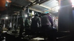 Babinsa Koramil 1404-07/Lembang Laksanakan Patroli Wilayah dan Komsos dengan Warga