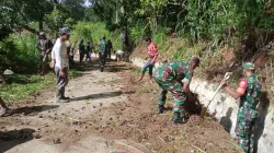 Koramil 1419-04/Alla Gelar Karya Bakti Pembersihan Drainase dan Bahu Jalan