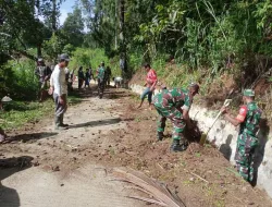 Koramil 1419-04/Alla Gelar Karya Bakti Pembersihan Drainase dan Bahu Jalan