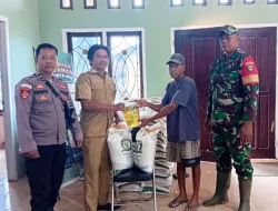 BABINSA MERAUKE DAMPINGI PENYALURAN BANTUAN PANGAN BULOG UNTUK WARGA KAMPUNG SIDOMULYO