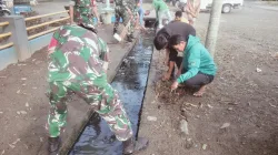 Personel Koramil 1404-05/Patampanua Bersama Warga Laksanakan Kerja Bakti Bersihkan Selokan
