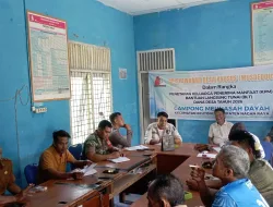 Babinsa Koramil 04 Beutong laksanakan komunikasi sosial dengan masyarakat di desa Meunasah Dayah Kecamatan Beutong