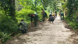 Semangat Gotong Royong Personil Koramil 01/Maiwa Melaksanakan Karya Bakti pembersihan Selokan