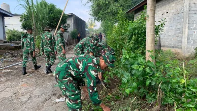 Kasi Ter Brigif TP 31/PS Bersama Personel Denma dan Yonif 875/SYP Gelar Jumat Bersih di Dusun Latonda