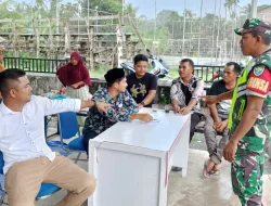 Babinsa Posramil Suka Makmue melaksanakan kegiatan Komunikasi sosial (Kom*sos) bersama tokoh pemuda