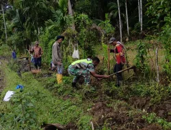 Dukung Ketahanan Pangan, Babinsa Koramil 16/Tangse dan Warga Karya Bakti Bersihkan Irigasi