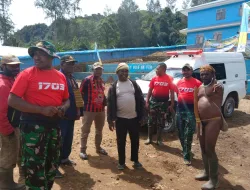 DANRAMIL 1703-04/ARADIDE BERSAMA ANGGOTA BABINSA NYA HADIR DAN MEMBANTU WARGA JEMAAT DALAM KEGIATAN KESIAPAN ACARA MUSYAWARAH PASTORAL MEE KE VIII SE TANAH PAPUA DI WILAYAH ARADIDE