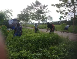 Babinsa Koramil 1404-06/Duampanua Bersama Warga Laksanakan Kerja Bakti Bersihkan Jalan Tani