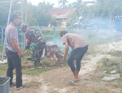 Babinsa Koramil 04/Salang Gotong Royong Bersama Masyarakat Desa Binaan