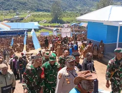 DANRAMIL 1703-04/ARADIDE BERSAMA KAPOLSEK ARADIDE DAN ANGGOTA BABINSA SERTA BABINKAMTIBMAS HADIR MENGIKUTI ACARA GEREJA KHATOLIK MUSYAWARAH PASTORAL MEE KE VIII SE TANAH PAPUA DI WILAYAH ARADIDE