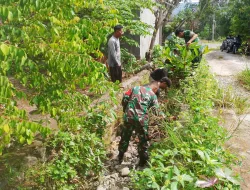 Babinsa Koramil 1404-07/Lembang Gelar Karya Bakti Pembersihan Saluran Air