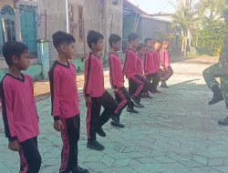 Melalui Latihan PBB, Babinsa Koramil 05/Indra Jaya Bina Karakter Pelajar Sekolah Dasar