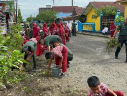Personel Kodim 1404/Pinrang Ajak Siswa dan Warga Kerja Bakti Bersihkan Lingkungan Sekolah