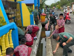 Personel Kodim 1404/Pinrang Ajak Siswa dan Warga Kerja Bakti Bersihkan Lingkungan Sekolah