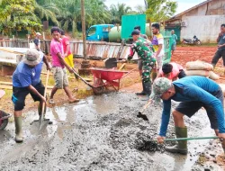 BABINSA KORAMIL ULILIN GOTONG ROYONG BERSAMA WARGA BANGUN PAGAR MASJID AL-IKHLAS