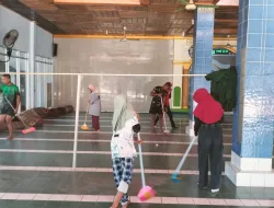 Kasi Ter Bersama Masyarakat dan Prajurit Denma Brigif TP 31/PS Gelar Gotong Royong Bersihkan Masjid Fastabiqul Khairat .