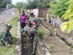 Babinsa Koramil 1404-08/Lanrisang Gelar Kerja Bakti Bersama Warga Bersihkan Saluran Air