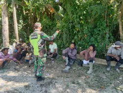 Babinsa Tangse Komsos dengan Petani, Imbau Cegah Pembakaran Hutan