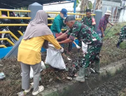 Jum’at Bersih, Babinsa Koramil 1404-05/Patampanua Bersama Forkopimca dan Warga Bersihkan Saluran Air