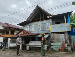 Gerak Cepat Babinsa Kodim 1404/Pinrang Pantau Rumah Warga Rusak Akibat Angin Kencang