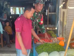 Babinsa Koramil 04/Salang Gotong Royong Bersama Aparat Desa Binaan