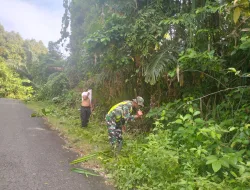 Babinsa Gotong Royong Membersihkan Jalan Bersama Warga Desa