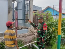Babinsa Koramil 1703-02/Tigi Komsos Bersama Dengan Tukang Bangunan agar lebih dekat dengan warga di wilayah binaan