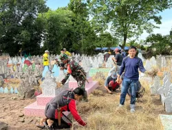 Babinsa Koramil 1404-04/Paleteang Bersama Warga Laksanakan Kerja Bakti di Pekuburan