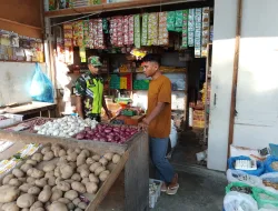 Babinsa Koramil 16/Tangse Cek Harga dan Stok Sembako di Pasar Tradisional