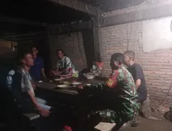 Babinsa Koramil 1404-05/Patampanua Laksanakan Patroli Malam dan Komsos dengan Warga