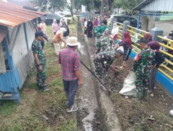 Jaga Kebersihan Lingkungan, Koramil 1404-05/Patampanua Bersama Staf Puskesmas Bersihkan Saluran Air