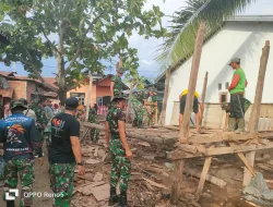Prajurit Brigif TP 31/PS Bongkar RTLH di Desa Waro dalam Satgas TMMD ke-127 Kodim 1608/Bima
