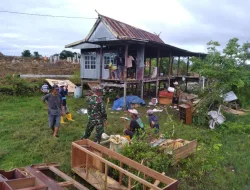 Babinsa Koramil 1405-04/Soppeng Riaja Gotong Royong Bersama Warga Bongkar Rumah Warga di Desa Lawallu