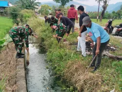 Dukung Ketahanan Pangan, Babinsa Koramil 1404-07/Lembang Bersihkan Saluran Irigasi Bersama Warga