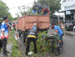 TNI–Polri Bersama Warga Bersihkan Pantai Anjungan Cempae Parepare