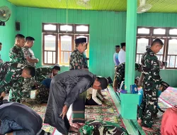 Memasuki Jum’at Perdana, Anggota Satgas TMMD ke-127 Sholat Jum’at Bersama Warga