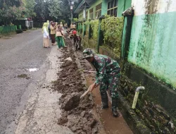 Personel Koramil 1405-08/Tanete Riaja Kerja Bakti Bersama Warga dan Pelajar Bersihkan Saluran Air.