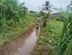 Jelang Masa Tanam Babinsa Koramil 1419-0/Baraka Bersama Warga Bersihkan Irigasi