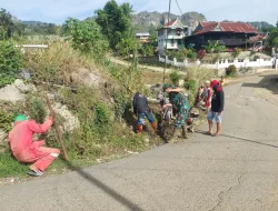 Jaga Kebersihan Lingkungan, Babinsa Koramil 1419-04/Alla Gotong Royong Bersihkan Drainase