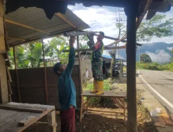 Babinsa Posramil Beutong Ateuh Banggalang Membantu masyarakat Membuat Kedai Di Desa Binaan