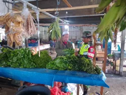 Menjelang Bulan Suci Ramadhan Babinsa Koramil 04 Beutong Kodim 0116/Nagan Raya Cek Harga sayur-mayur dan Bahan pokok Di Hari Peukan tradisional