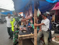 Jelang Ramadhan, Babinsa Pantau Harga Daging di Pasar Caleu dan Imbau Pedagang Jaga Kualitas