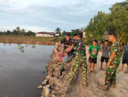 Canda Tawa dan Keakraban Satgas TMMD Bersama Anak-anak Lubuk Manis