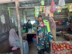 Babinsa Posramil Suka Makmue melaksanakan komsos dengan pedagang sayur