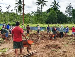 BABINSA DAN WARGA SIGABEL JAYA BAHU MEMBAHU BANGUN RUMAH UNTUK GURU NGAJI
