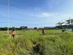 Peduli Kebersihan, Satgas TMMD 127 Kodim 0903/Bulungan Bersama Masyarakat Bersihkan Lapangan Bola Salimbatu