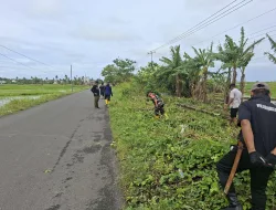 Babinsa Koramil 1404-02/Mattiro Sompe Bersama Warga Bersihkan Pinggir Jalan Sepanjang 1 Km