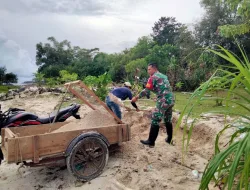 Kemanunggalan TNI-Rakyat, Babinsa Bantu Pengambilan Pasir Untuk Pembangunan Rumah