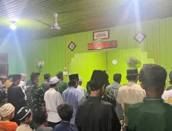 Suasana Kebersamaan, Satgas TMMD 127 Kodim 0903/Bulungan Sholat Tarawih Berjamaah di Lubuk Manis